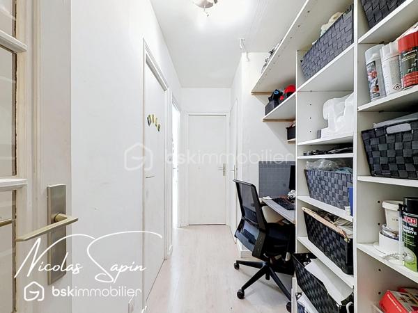 Grenoble – 28 rue Marcel Peretto

Vous recherchez un appartement familial, spacieux et prêt à vivre ? Venez découvrir ce magnifique appartement de 110 m², vendu avec garage et cave, situé au 3ᵉ étage sur 8 avec ascenseur, au sein d'une résidence sécurisée.

Vous serez séduits par sa vaste pièce de vie de plus de 50 m², baignée de lumière grâce à son exposition plein sud. 
La cuisine entièrement équipée, ouverte sur le séjour, offre un espace convivial et donne accès à un agréable balcon, idéal pour profiter des beaux jours.

L'espace nuit est parfaitement agencé et comprend :

* Une suite parentale avec sa salle de bains privative.
* Deux chambres avec placards.
* Une seconde salle de bains.
* Un espace bureau, idéal pour le télétravail.
* Un WC indépendant.

Situé dans un secteur pratique et recherché, vous bénéficierez de commerces au pied de l'immeuble, facilitant votre quotidien.

Les atouts de ce bien :
✔ 3ᵉ étage sur 8 avec ascenseur.
✔ Garage privatif et cave.
✔ Climatisation.
✔ Nombreux rangements.
✔ Résidence sécurisée avec portail.
✔ Exposition plein sud.
✔ Grande pièce de vie de plus de 50 m².
✔ Commerces immédiatement accessibles au pied de l'immeuble.
✔ Charges de copropriété tout compris : chauffage, eau chaude, eau froide, ascenseur.

Spacieux, lumineux et parfaitement entretenu, cet appartement offre un cadre de vie confortable, idéal pour une famille ou toute personne souhaitant profiter d'un logement fonctionnel, à proximité immédiate de toutes les commodités.
Taxe foncière 4000€

Garage en sous-sol en supplément au prix de 20 000€.

Vidéo de présentation disponible.