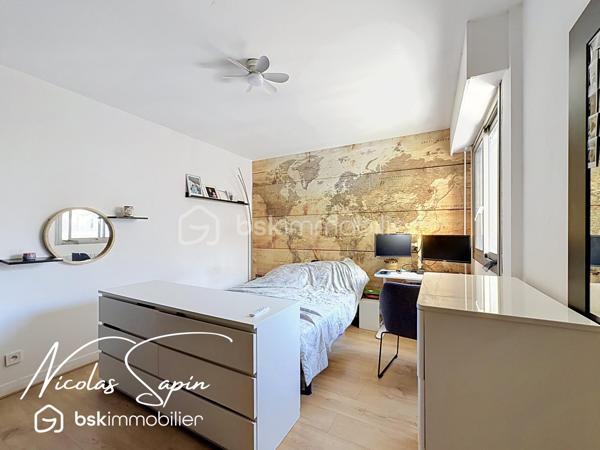 Grenoble – 28 rue Marcel Peretto

Vous recherchez un appartement familial, spacieux et prêt à vivre ? Venez découvrir ce magnifique appartement de 110 m², vendu avec garage et cave, situé au 3ᵉ étage sur 8 avec ascenseur, au sein d'une résidence sécurisée.

Vous serez séduits par sa vaste pièce de vie de plus de 50 m², baignée de lumière grâce à son exposition plein sud. 
La cuisine entièrement équipée, ouverte sur le séjour, offre un espace convivial et donne accès à un agréable balcon, idéal pour profiter des beaux jours.

L'espace nuit est parfaitement agencé et comprend :

* Une suite parentale avec sa salle de bains privative.
* Deux chambres avec placards.
* Une seconde salle de bains.
* Un espace bureau, idéal pour le télétravail.
* Un WC indépendant.

Situé dans un secteur pratique et recherché, vous bénéficierez de commerces au pied de l'immeuble, facilitant votre quotidien.

Les atouts de ce bien :
✔ 3ᵉ étage sur 8 avec ascenseur.
✔ Garage privatif et cave.
✔ Climatisation.
✔ Nombreux rangements.
✔ Résidence sécurisée avec portail.
✔ Exposition plein sud.
✔ Grande pièce de vie de plus de 50 m².
✔ Commerces immédiatement accessibles au pied de l'immeuble.
✔ Charges de copropriété tout compris : chauffage, eau chaude, eau froide, ascenseur.

Spacieux, lumineux et parfaitement entretenu, cet appartement offre un cadre de vie confortable, idéal pour une famille ou toute personne souhaitant profiter d'un logement fonctionnel, à proximité immédiate de toutes les commodités.
Taxe foncière 4000€

Garage en sous-sol en supplément au prix de 20 000€.

Vidéo de présentation disponible.