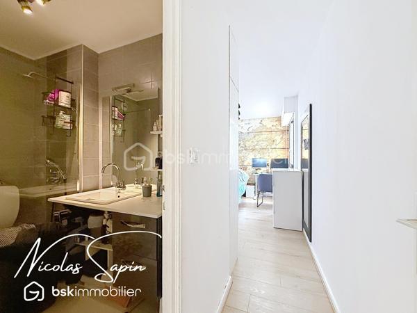 Grenoble – 28 rue Marcel Peretto

Vous recherchez un appartement familial, spacieux et prêt à vivre ? Venez découvrir ce magnifique appartement de 110 m², vendu avec garage et cave, situé au 3ᵉ étage sur 8 avec ascenseur, au sein d'une résidence sécurisée.

Vous serez séduits par sa vaste pièce de vie de plus de 50 m², baignée de lumière grâce à son exposition plein sud. 
La cuisine entièrement équipée, ouverte sur le séjour, offre un espace convivial et donne accès à un agréable balcon, idéal pour profiter des beaux jours.

L'espace nuit est parfaitement agencé et comprend :

* Une suite parentale avec sa salle de bains privative.
* Deux chambres avec placards.
* Une seconde salle de bains.
* Un espace bureau, idéal pour le télétravail.
* Un WC indépendant.

Situé dans un secteur pratique et recherché, vous bénéficierez de commerces au pied de l'immeuble, facilitant votre quotidien.

Les atouts de ce bien :
✔ 3ᵉ étage sur 8 avec ascenseur.
✔ Garage privatif et cave.
✔ Climatisation.
✔ Nombreux rangements.
✔ Résidence sécurisée avec portail.
✔ Exposition plein sud.
✔ Grande pièce de vie de plus de 50 m².
✔ Commerces immédiatement accessibles au pied de l'immeuble.
✔ Charges de copropriété tout compris : chauffage, eau chaude, eau froide, ascenseur.

Spacieux, lumineux et parfaitement entretenu, cet appartement offre un cadre de vie confortable, idéal pour une famille ou toute personne souhaitant profiter d'un logement fonctionnel, à proximité immédiate de toutes les commodités.
Taxe foncière 4000€

Garage en sous-sol en supplément au prix de 20 000€.

Vidéo de présentation disponible.