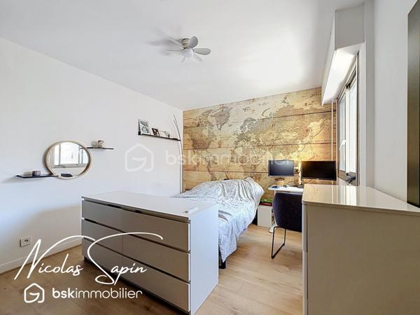 Grenoble – 28 rue Marcel Peretto

Vous recherchez un appartement familial, spacieux et prêt à vivre ? Venez découvrir ce magnifique appartement de 110 m², vendu avec garage et cave, situé au 3ᵉ étage sur 8 avec ascenseur, au sein d'une résidence sécurisée.

Vous serez séduits par sa vaste pièce de vie de plus de 50 m², baignée de lumière grâce à son exposition plein sud. 
La cuisine entièrement équipée, ouverte sur le séjour, offre un espace convivial et donne accès à un agréable balcon, idéal pour profiter des beaux jours.

L'espace nuit est parfaitement agencé et comprend :

* Une suite parentale avec sa salle de bains privative.
* Deux chambres avec placards.
* Une seconde salle de bains.
* Un espace bureau, idéal pour le télétravail.
* Un WC indépendant.

Situé dans un secteur pratique et recherché, vous bénéficierez de commerces au pied de l'immeuble, facilitant votre quotidien.

Les atouts de ce bien :
✔ 3ᵉ étage sur 8 avec ascenseur.
✔ Garage privatif et cave.
✔ Climatisation.
✔ Nombreux rangements.
✔ Résidence sécurisée avec portail.
✔ Exposition plein sud.
✔ Grande pièce de vie de plus de 50 m².
✔ Commerces immédiatement accessibles au pied de l'immeuble.
✔ Charges de copropriété tout compris : chauffage, eau chaude, eau froide, ascenseur.

Spacieux, lumineux et parfaitement entretenu, cet appartement offre un cadre de vie confortable, idéal pour une famille ou toute personne souhaitant profiter d'un logement fonctionnel, à proximité immédiate de toutes les commodités.
Taxe foncière 4000€

Garage en sous-sol en supplément au prix de 20 000€.

Vidéo de présentation disponible.