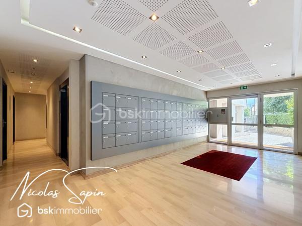Grenoble – 28 rue Marcel Peretto

Vous recherchez un appartement familial, spacieux et prêt à vivre ? Venez découvrir ce magnifique appartement de 110 m², vendu avec garage et cave, situé au 3ᵉ étage sur 8 avec ascenseur, au sein d'une résidence sécurisée.

Vous serez séduits par sa vaste pièce de vie de plus de 50 m², baignée de lumière grâce à son exposition plein sud. 
La cuisine entièrement équipée, ouverte sur le séjour, offre un espace convivial et donne accès à un agréable balcon, idéal pour profiter des beaux jours.

L'espace nuit est parfaitement agencé et comprend :

* Une suite parentale avec sa salle de bains privative.
* Deux chambres avec placards.
* Une seconde salle de bains.
* Un espace bureau, idéal pour le télétravail.
* Un WC indépendant.

Situé dans un secteur pratique et recherché, vous bénéficierez de commerces au pied de l'immeuble, facilitant votre quotidien.

Les atouts de ce bien :
✔ 3ᵉ étage sur 8 avec ascenseur.
✔ Garage privatif et cave.
✔ Climatisation.
✔ Nombreux rangements.
✔ Résidence sécurisée avec portail.
✔ Exposition plein sud.
✔ Grande pièce de vie de plus de 50 m².
✔ Commerces immédiatement accessibles au pied de l'immeuble.
✔ Charges de copropriété tout compris : chauffage, eau chaude, eau froide, ascenseur.

Spacieux, lumineux et parfaitement entretenu, cet appartement offre un cadre de vie confortable, idéal pour une famille ou toute personne souhaitant profiter d'un logement fonctionnel, à proximité immédiate de toutes les commodités.
Taxe foncière 4000€

Garage en sous-sol en supplément au prix de 20 000€.

Vidéo de présentation disponible.