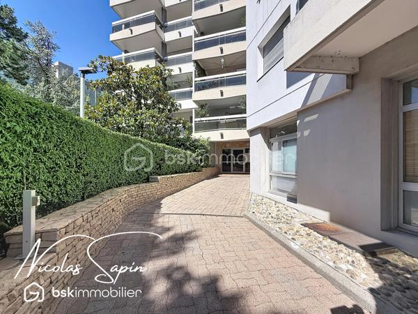 Grenoble – 28 rue Marcel Peretto

Vous recherchez un appartement familial, spacieux et prêt à vivre ? Venez découvrir ce magnifique appartement de 110 m², vendu avec garage et cave, situé au 3ᵉ étage sur 8 avec ascenseur, au sein d'une résidence sécurisée.

Vous serez séduits par sa vaste pièce de vie de plus de 50 m², baignée de lumière grâce à son exposition plein sud. 
La cuisine entièrement équipée, ouverte sur le séjour, offre un espace convivial et donne accès à un agréable balcon, idéal pour profiter des beaux jours.

L'espace nuit est parfaitement agencé et comprend :

* Une suite parentale avec sa salle de bains privative.
* Deux chambres avec placards.
* Une seconde salle de bains.
* Un espace bureau, idéal pour le télétravail.
* Un WC indépendant.

Situé dans un secteur pratique et recherché, vous bénéficierez de commerces au pied de l'immeuble, facilitant votre quotidien.

Les atouts de ce bien :
✔ 3ᵉ étage sur 8 avec ascenseur.
✔ Garage privatif et cave.
✔ Climatisation.
✔ Nombreux rangements.
✔ Résidence sécurisée avec portail.
✔ Exposition plein sud.
✔ Grande pièce de vie de plus de 50 m².
✔ Commerces immédiatement accessibles au pied de l'immeuble.
✔ Charges de copropriété tout compris : chauffage, eau chaude, eau froide, ascenseur.

Spacieux, lumineux et parfaitement entretenu, cet appartement offre un cadre de vie confortable, idéal pour une famille ou toute personne souhaitant profiter d'un logement fonctionnel, à proximité immédiate de toutes les commodités.
Taxe foncière 4000€

Garage en sous-sol en supplément au prix de 20 000€.

Vidéo de présentation disponible.