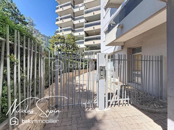Grenoble – 28 rue Marcel Peretto

Vous recherchez un appartement familial, spacieux et prêt à vivre ? Venez découvrir ce magnifique appartement de 110 m², vendu avec garage et cave, situé au 3ᵉ étage sur 8 avec ascenseur, au sein d'une résidence sécurisée.

Vous serez séduits par sa vaste pièce de vie de plus de 50 m², baignée de lumière grâce à son exposition plein sud. 
La cuisine entièrement équipée, ouverte sur le séjour, offre un espace convivial et donne accès à un agréable balcon, idéal pour profiter des beaux jours.

L'espace nuit est parfaitement agencé et comprend :

* Une suite parentale avec sa salle de bains privative.
* Deux chambres avec placards.
* Une seconde salle de bains.
* Un espace bureau, idéal pour le télétravail.
* Un WC indépendant.

Situé dans un secteur pratique et recherché, vous bénéficierez de commerces au pied de l'immeuble, facilitant votre quotidien.

Les atouts de ce bien :
✔ 3ᵉ étage sur 8 avec ascenseur.
✔ Garage privatif et cave.
✔ Climatisation.
✔ Nombreux rangements.
✔ Résidence sécurisée avec portail.
✔ Exposition plein sud.
✔ Grande pièce de vie de plus de 50 m².
✔ Commerces immédiatement accessibles au pied de l'immeuble.
✔ Charges de copropriété tout compris : chauffage, eau chaude, eau froide, ascenseur.

Spacieux, lumineux et parfaitement entretenu, cet appartement offre un cadre de vie confortable, idéal pour une famille ou toute personne souhaitant profiter d'un logement fonctionnel, à proximité immédiate de toutes les commodités.
Taxe foncière 4000€

Garage en sous-sol en supplément au prix de 20 000€.

Vidéo de présentation disponible.