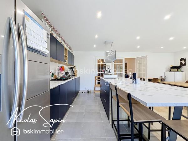 Grenoble – 28 rue Marcel Peretto

Vous recherchez un appartement familial, spacieux et prêt à vivre ? Venez découvrir ce magnifique appartement de 110 m², vendu avec garage et cave, situé au 3ᵉ étage sur 8 avec ascenseur, au sein d'une résidence sécurisée.

Vous serez séduits par sa vaste pièce de vie de plus de 50 m², baignée de lumière grâce à son exposition plein sud. 
La cuisine entièrement équipée, ouverte sur le séjour, offre un espace convivial et donne accès à un agréable balcon, idéal pour profiter des beaux jours.

L'espace nuit est parfaitement agencé et comprend :

* Une suite parentale avec sa salle de bains privative.
* Deux chambres avec placards.
* Une seconde salle de bains.
* Un espace bureau, idéal pour le télétravail.
* Un WC indépendant.

Situé dans un secteur pratique et recherché, vous bénéficierez de commerces au pied de l'immeuble, facilitant votre quotidien.

Les atouts de ce bien :
✔ 3ᵉ étage sur 8 avec ascenseur.
✔ Garage privatif et cave.
✔ Climatisation.
✔ Nombreux rangements.
✔ Résidence sécurisée avec portail.
✔ Exposition plein sud.
✔ Grande pièce de vie de plus de 50 m².
✔ Commerces immédiatement accessibles au pied de l'immeuble.
✔ Charges de copropriété tout compris : chauffage, eau chaude, eau froide, ascenseur.

Spacieux, lumineux et parfaitement entretenu, cet appartement offre un cadre de vie confortable, idéal pour une famille ou toute personne souhaitant profiter d'un logement fonctionnel, à proximité immédiate de toutes les commodités.
Taxe foncière 4000€

Garage en sous-sol en supplément au prix de 20 000€.

Vidéo de présentation disponible.