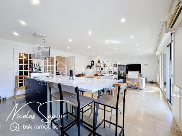 Grenoble – 28 rue Marcel Peretto

Vous recherchez un appartement familial, spacieux et prêt à vivre ? Venez découvrir ce magnifique appartement de 110 m², vendu avec garage et cave, situé au 3ᵉ étage sur 8 avec ascenseur, au sein d'une résidence sécurisée.

Vous serez séduits par sa vaste pièce de vie de plus de 50 m², baignée de lumière grâce à son exposition plein sud. 
La cuisine entièrement équipée, ouverte sur le séjour, offre un espace convivial et donne accès à un agréable balcon, idéal pour profiter des beaux jours.

L'espace nuit est parfaitement agencé et comprend :

* Une suite parentale avec sa salle de bains privative.
* Deux chambres avec placards.
* Une seconde salle de bains.
* Un espace bureau, idéal pour le télétravail.
* Un WC indépendant.

Situé dans un secteur pratique et recherché, vous bénéficierez de commerces au pied de l'immeuble, facilitant votre quotidien.

Les atouts de ce bien :
✔ 3ᵉ étage sur 8 avec ascenseur.
✔ Garage privatif et cave.
✔ Climatisation.
✔ Nombreux rangements.
✔ Résidence sécurisée avec portail.
✔ Exposition plein sud.
✔ Grande pièce de vie de plus de 50 m².
✔ Commerces immédiatement accessibles au pied de l'immeuble.
✔ Charges de copropriété tout compris : chauffage, eau chaude, eau froide, ascenseur.

Spacieux, lumineux et parfaitement entretenu, cet appartement offre un cadre de vie confortable, idéal pour une famille ou toute personne souhaitant profiter d'un logement fonctionnel, à proximité immédiate de toutes les commodités.
Taxe foncière 4000€

Garage en sous-sol en supplément au prix de 20 000€.

Vidéo de présentation disponible.