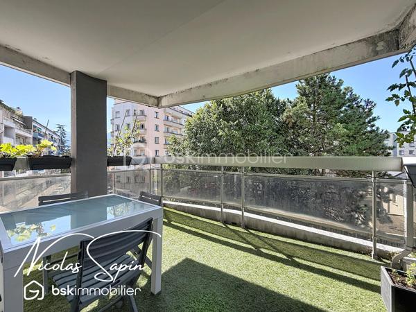 Grenoble – 28 rue Marcel Peretto

Vous recherchez un appartement familial, spacieux et prêt à vivre ? Venez découvrir ce magnifique appartement de 110 m², vendu avec garage et cave, situé au 3ᵉ étage sur 8 avec ascenseur, au sein d'une résidence sécurisée.

Vous serez séduits par sa vaste pièce de vie de plus de 50 m², baignée de lumière grâce à son exposition plein sud. 
La cuisine entièrement équipée, ouverte sur le séjour, offre un espace convivial et donne accès à un agréable balcon, idéal pour profiter des beaux jours.

L'espace nuit est parfaitement agencé et comprend :

* Une suite parentale avec sa salle de bains privative.
* Deux chambres avec placards.
* Une seconde salle de bains.
* Un espace bureau, idéal pour le télétravail.
* Un WC indépendant.

Situé dans un secteur pratique et recherché, vous bénéficierez de commerces au pied de l'immeuble, facilitant votre quotidien.

Les atouts de ce bien :
✔ 3ᵉ étage sur 8 avec ascenseur.
✔ Garage privatif et cave.
✔ Climatisation.
✔ Nombreux rangements.
✔ Résidence sécurisée avec portail.
✔ Exposition plein sud.
✔ Grande pièce de vie de plus de 50 m².
✔ Commerces immédiatement accessibles au pied de l'immeuble.
✔ Charges de copropriété tout compris : chauffage, eau chaude, eau froide, ascenseur.

Spacieux, lumineux et parfaitement entretenu, cet appartement offre un cadre de vie confortable, idéal pour une famille ou toute personne souhaitant profiter d'un logement fonctionnel, à proximité immédiate de toutes les commodités.
Taxe foncière 4000€

Garage en sous-sol en supplément au prix de 20 000€.

Vidéo de présentation disponible.
