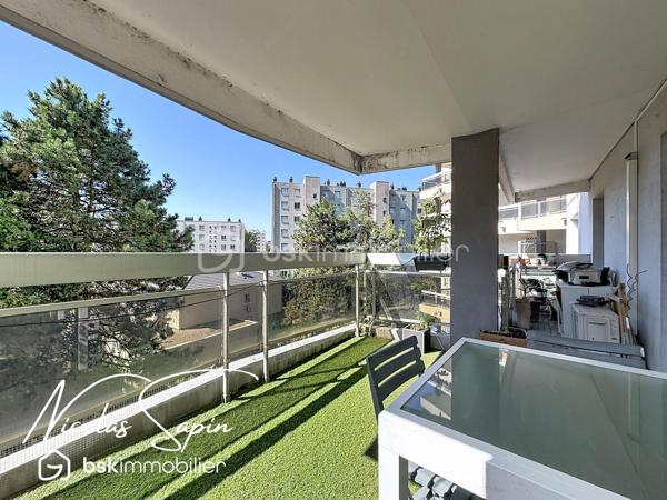 Grenoble – 28 rue Marcel Peretto

Vous recherchez un appartement familial, spacieux et prêt à vivre ? Venez découvrir ce magnifique appartement de 110 m², vendu avec garage et cave, situé au 3ᵉ étage sur 8 avec ascenseur, au sein d'une résidence sécurisée.

Vous serez séduits par sa vaste pièce de vie de plus de 50 m², baignée de lumière grâce à son exposition plein sud. 
La cuisine entièrement équipée, ouverte sur le séjour, offre un espace convivial et donne accès à un agréable balcon, idéal pour profiter des beaux jours.

L'espace nuit est parfaitement agencé et comprend :

* Une suite parentale avec sa salle de bains privative.
* Deux chambres avec placards.
* Une seconde salle de bains.
* Un espace bureau, idéal pour le télétravail.
* Un WC indépendant.

Situé dans un secteur pratique et recherché, vous bénéficierez de commerces au pied de l'immeuble, facilitant votre quotidien.

Les atouts de ce bien :
✔ 3ᵉ étage sur 8 avec ascenseur.
✔ Garage privatif et cave.
✔ Climatisation.
✔ Nombreux rangements.
✔ Résidence sécurisée avec portail.
✔ Exposition plein sud.
✔ Grande pièce de vie de plus de 50 m².
✔ Commerces immédiatement accessibles au pied de l'immeuble.
✔ Charges de copropriété tout compris : chauffage, eau chaude, eau froide, ascenseur.

Spacieux, lumineux et parfaitement entretenu, cet appartement offre un cadre de vie confortable, idéal pour une famille ou toute personne souhaitant profiter d'un logement fonctionnel, à proximité immédiate de toutes les commodités.
Taxe foncière 4000€

Garage en sous-sol en supplément au prix de 20 000€.

Vidéo de présentation disponible.