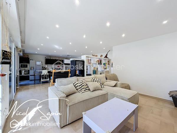 Grenoble – 28 rue Marcel Peretto

Vous recherchez un appartement familial, spacieux et prêt à vivre ? Venez découvrir ce magnifique appartement de 110 m², vendu avec garage et cave, situé au 3ᵉ étage sur 8 avec ascenseur, au sein d'une résidence sécurisée.

Vous serez séduits par sa vaste pièce de vie de plus de 50 m², baignée de lumière grâce à son exposition plein sud. 
La cuisine entièrement équipée, ouverte sur le séjour, offre un espace convivial et donne accès à un agréable balcon, idéal pour profiter des beaux jours.

L'espace nuit est parfaitement agencé et comprend :

* Une suite parentale avec sa salle de bains privative.
* Deux chambres avec placards.
* Une seconde salle de bains.
* Un espace bureau, idéal pour le télétravail.
* Un WC indépendant.

Situé dans un secteur pratique et recherché, vous bénéficierez de commerces au pied de l'immeuble, facilitant votre quotidien.

Les atouts de ce bien :
✔ 3ᵉ étage sur 8 avec ascenseur.
✔ Garage privatif et cave.
✔ Climatisation.
✔ Nombreux rangements.
✔ Résidence sécurisée avec portail.
✔ Exposition plein sud.
✔ Grande pièce de vie de plus de 50 m².
✔ Commerces immédiatement accessibles au pied de l'immeuble.
✔ Charges de copropriété tout compris : chauffage, eau chaude, eau froide, ascenseur.

Spacieux, lumineux et parfaitement entretenu, cet appartement offre un cadre de vie confortable, idéal pour une famille ou toute personne souhaitant profiter d'un logement fonctionnel, à proximité immédiate de toutes les commodités.
Taxe foncière 4000€

Garage en sous-sol en supplément au prix de 20 000€.

Vidéo de présentation disponible.
