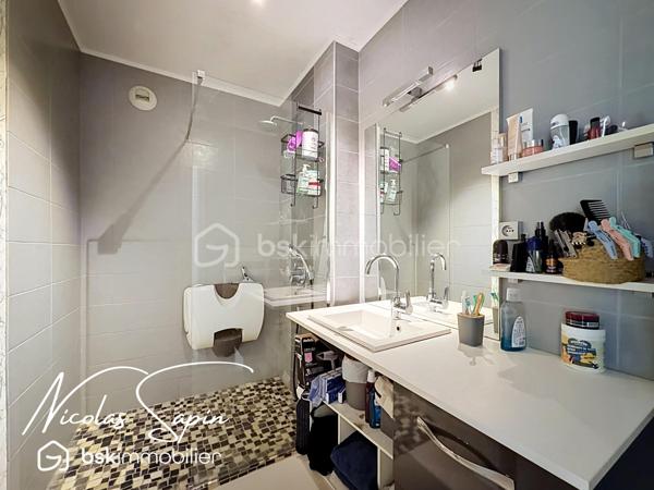 Grenoble – 28 rue Marcel Peretto

Vous recherchez un appartement familial, spacieux et prêt à vivre ? Venez découvrir ce magnifique appartement de 110 m², vendu avec garage et cave, situé au 3ᵉ étage sur 8 avec ascenseur, au sein d'une résidence sécurisée.

Vous serez séduits par sa vaste pièce de vie de plus de 50 m², baignée de lumière grâce à son exposition plein sud. 
La cuisine entièrement équipée, ouverte sur le séjour, offre un espace convivial et donne accès à un agréable balcon, idéal pour profiter des beaux jours.

L'espace nuit est parfaitement agencé et comprend :

* Une suite parentale avec sa salle de bains privative.
* Deux chambres avec placards.
* Une seconde salle de bains.
* Un espace bureau, idéal pour le télétravail.
* Un WC indépendant.

Situé dans un secteur pratique et recherché, vous bénéficierez de commerces au pied de l'immeuble, facilitant votre quotidien.

Les atouts de ce bien :
✔ 3ᵉ étage sur 8 avec ascenseur.
✔ Garage privatif et cave.
✔ Climatisation.
✔ Nombreux rangements.
✔ Résidence sécurisée avec portail.
✔ Exposition plein sud.
✔ Grande pièce de vie de plus de 50 m².
✔ Commerces immédiatement accessibles au pied de l'immeuble.
✔ Charges de copropriété tout compris : chauffage, eau chaude, eau froide, ascenseur.

Spacieux, lumineux et parfaitement entretenu, cet appartement offre un cadre de vie confortable, idéal pour une famille ou toute personne souhaitant profiter d'un logement fonctionnel, à proximité immédiate de toutes les commodités.
Taxe foncière 4000€

Garage en sous-sol en supplément au prix de 20 000€.

Vidéo de présentation disponible.