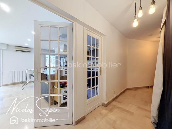 Grenoble – 28 rue Marcel Peretto

Vous recherchez un appartement familial, spacieux et prêt à vivre ? Venez découvrir ce magnifique appartement de 110 m², vendu avec garage et cave, situé au 3ᵉ étage sur 8 avec ascenseur, au sein d'une résidence sécurisée.

Vous serez séduits par sa vaste pièce de vie de plus de 50 m², baignée de lumière grâce à son exposition plein sud. 
La cuisine entièrement équipée, ouverte sur le séjour, offre un espace convivial et donne accès à un agréable balcon, idéal pour profiter des beaux jours.

L'espace nuit est parfaitement agencé et comprend :

* Une suite parentale avec sa salle de bains privative.
* Deux chambres avec placards.
* Une seconde salle de bains.
* Un espace bureau, idéal pour le télétravail.
* Un WC indépendant.

Situé dans un secteur pratique et recherché, vous bénéficierez de commerces au pied de l'immeuble, facilitant votre quotidien.

Les atouts de ce bien :
✔ 3ᵉ étage sur 8 avec ascenseur.
✔ Garage privatif et cave.
✔ Climatisation.
✔ Nombreux rangements.
✔ Résidence sécurisée avec portail.
✔ Exposition plein sud.
✔ Grande pièce de vie de plus de 50 m².
✔ Commerces immédiatement accessibles au pied de l'immeuble.
✔ Charges de copropriété tout compris : chauffage, eau chaude, eau froide, ascenseur.

Spacieux, lumineux et parfaitement entretenu, cet appartement offre un cadre de vie confortable, idéal pour une famille ou toute personne souhaitant profiter d'un logement fonctionnel, à proximité immédiate de toutes les commodités.
Taxe foncière 4000€

Garage en sous-sol en supplément au prix de 20 000€.

Vidéo de présentation disponible.