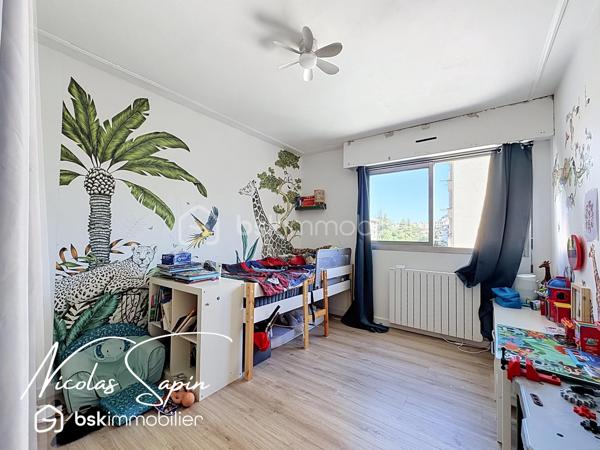 Grenoble – 28 rue Marcel Peretto

Vous recherchez un appartement familial, spacieux et prêt à vivre ? Venez découvrir ce magnifique appartement de 110 m², vendu avec garage et cave, situé au 3ᵉ étage sur 8 avec ascenseur, au sein d'une résidence sécurisée.

Vous serez séduits par sa vaste pièce de vie de plus de 50 m², baignée de lumière grâce à son exposition plein sud. 
La cuisine entièrement équipée, ouverte sur le séjour, offre un espace convivial et donne accès à un agréable balcon, idéal pour profiter des beaux jours.

L'espace nuit est parfaitement agencé et comprend :

* Une suite parentale avec sa salle de bains privative.
* Deux chambres avec placards.
* Une seconde salle de bains.
* Un espace bureau, idéal pour le télétravail.
* Un WC indépendant.

Situé dans un secteur pratique et recherché, vous bénéficierez de commerces au pied de l'immeuble, facilitant votre quotidien.

Les atouts de ce bien :
✔ 3ᵉ étage sur 8 avec ascenseur.
✔ Garage privatif et cave.
✔ Climatisation.
✔ Nombreux rangements.
✔ Résidence sécurisée avec portail.
✔ Exposition plein sud.
✔ Grande pièce de vie de plus de 50 m².
✔ Commerces immédiatement accessibles au pied de l'immeuble.
✔ Charges de copropriété tout compris : chauffage, eau chaude, eau froide, ascenseur.

Spacieux, lumineux et parfaitement entretenu, cet appartement offre un cadre de vie confortable, idéal pour une famille ou toute personne souhaitant profiter d'un logement fonctionnel, à proximité immédiate de toutes les commodités.
Taxe foncière 4000€

Garage en sous-sol en supplément au prix de 20 000€.

Vidéo de présentation disponible.