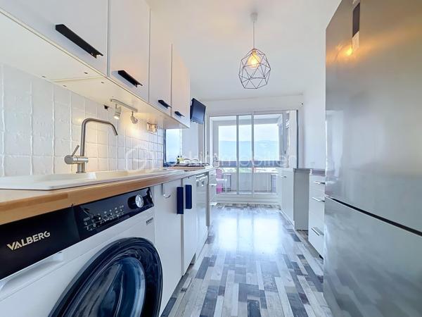 Situé 8 allée des Vosges à Échirolles, au 7ᵉ et dernier étage, découvrez ce bel appartement T5 entièrement rénové, offrant de beaux volumes, une excellente luminosité et un confort de vie idéal pour une famille.

Dès l'entrée, vous serez séduits par un vaste halle d'entrée et de nombreux rangements. 
L'espace de vie lumineux s'ouvre sur une agréable terrasse, offrant une vue dégagée sur les massifs. 
La cuisine indépendante est entièrement équipée

L'espace nuit se compose de quatre chambres, dont :

une chambre avec dressing,
deux chambres avec placards,
une quatrième chambre ( possibilité de transformer une chambre en salle à manger pour agrandir l'espace de vie) 


Vous profiterez également d'une salle d'eau moderne avec douche, ainsi que d'un WC indépendant avec espace de rangement.

L'appartement a bénéficié d'une rénovation complète en 2021, avec des peintures refaites en 2025. Il est équipé de la climatisation et offre une excellente isolation grâce au coin nuit bien séparé.

Les + qui font la différence :
✔️ 7ᵉ et dernier étage
✔️ Terrasse
✔️ Climatisation
✔️ Appartement rénové
✔️ 4 chambres
✔️ Nombreux rangements
✔️ Garage fermé avec électricité
✔️ Cave
✔️ Façade avec isolation thermique par l'extérieur et toiture récemment rénovées

Informations complémentaires :
Construction : 1971
Charges de copropriété : 300 €/mois (comprenant chauffage, eau chaude et eau froide)
Taxe foncière : 2 515 €

Un appartement spacieux, rénové et prêt à accueillir votre famille, situé dans une copropriété ayant déjà réalisé d'importants travaux d'amélioration énergétique.
Une cave complète ce bien
Un garage est proposé en sus au prix de 17 000€

À visiter sans tarder !