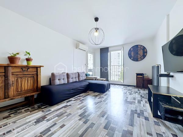 Situé 8 allée des Vosges à Échirolles, au 7ᵉ et dernier étage, découvrez ce bel appartement T5 entièrement rénové, offrant de beaux volumes, une excellente luminosité et un confort de vie idéal pour une famille.

Dès l'entrée, vous serez séduits par un vaste halle d'entrée et de nombreux rangements. 
L'espace de vie lumineux s'ouvre sur une agréable terrasse, offrant une vue dégagée sur les massifs. 
La cuisine indépendante est entièrement équipée

L'espace nuit se compose de quatre chambres, dont :

une chambre avec dressing,
deux chambres avec placards,
une quatrième chambre ( possibilité de transformer une chambre en salle à manger pour agrandir l'espace de vie) 


Vous profiterez également d'une salle d'eau moderne avec douche, ainsi que d'un WC indépendant avec espace de rangement.

L'appartement a bénéficié d'une rénovation complète en 2021, avec des peintures refaites en 2025. Il est équipé de la climatisation et offre une excellente isolation grâce au coin nuit bien séparé.

Les + qui font la différence :
✔️ 7ᵉ et dernier étage
✔️ Terrasse
✔️ Climatisation
✔️ Appartement rénové
✔️ 4 chambres
✔️ Nombreux rangements
✔️ Garage fermé avec électricité
✔️ Cave
✔️ Façade avec isolation thermique par l'extérieur et toiture récemment rénovées

Informations complémentaires :
Construction : 1971
Charges de copropriété : 300 €/mois (comprenant chauffage, eau chaude et eau froide)
Taxe foncière : 2 515 €

Un appartement spacieux, rénové et prêt à accueillir votre famille, situé dans une copropriété ayant déjà réalisé d'importants travaux d'amélioration énergétique.
Une cave complète ce bien
Un garage est proposé en sus au prix de 17 000€

À visiter sans tarder !