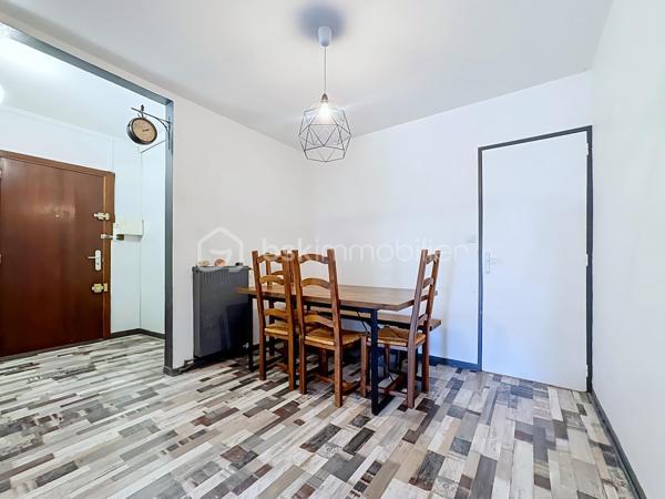 Situé 8 allée des Vosges à Échirolles, au 7ᵉ et dernier étage, découvrez ce bel appartement T5 entièrement rénové, offrant de beaux volumes, une excellente luminosité et un confort de vie idéal pour une famille.

Dès l'entrée, vous serez séduits par un vaste halle d'entrée et de nombreux rangements. 
L'espace de vie lumineux s'ouvre sur une agréable terrasse, offrant une vue dégagée sur les massifs. 
La cuisine indépendante est entièrement équipée

L'espace nuit se compose de quatre chambres, dont :

une chambre avec dressing,
deux chambres avec placards,
une quatrième chambre ( possibilité de transformer une chambre en salle à manger pour agrandir l'espace de vie) 


Vous profiterez également d'une salle d'eau moderne avec douche, ainsi que d'un WC indépendant avec espace de rangement.

L'appartement a bénéficié d'une rénovation complète en 2021, avec des peintures refaites en 2025. Il est équipé de la climatisation et offre une excellente isolation grâce au coin nuit bien séparé.

Les + qui font la différence :
✔️ 7ᵉ et dernier étage
✔️ Terrasse
✔️ Climatisation
✔️ Appartement rénové
✔️ 4 chambres
✔️ Nombreux rangements
✔️ Garage fermé avec électricité
✔️ Cave
✔️ Façade avec isolation thermique par l'extérieur et toiture récemment rénovées

Informations complémentaires :
Construction : 1971
Charges de copropriété : 300 €/mois (comprenant chauffage, eau chaude et eau froide)
Taxe foncière : 2 515 €

Un appartement spacieux, rénové et prêt à accueillir votre famille, situé dans une copropriété ayant déjà réalisé d'importants travaux d'amélioration énergétique.
Une cave complète ce bien
Un garage est proposé en sus au prix de 17 000€

À visiter sans tarder !