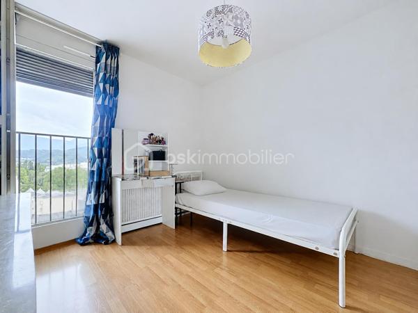 Situé 8 allée des Vosges à Échirolles, au 7ᵉ et dernier étage, découvrez ce bel appartement T5 entièrement rénové, offrant de beaux volumes, une excellente luminosité et un confort de vie idéal pour une famille.

Dès l'entrée, vous serez séduits par un vaste halle d'entrée et de nombreux rangements. 
L'espace de vie lumineux s'ouvre sur une agréable terrasse, offrant une vue dégagée sur les massifs. 
La cuisine indépendante est entièrement équipée

L'espace nuit se compose de quatre chambres, dont :

une chambre avec dressing,
deux chambres avec placards,
une quatrième chambre ( possibilité de transformer une chambre en salle à manger pour agrandir l'espace de vie) 


Vous profiterez également d'une salle d'eau moderne avec douche, ainsi que d'un WC indépendant avec espace de rangement.

L'appartement a bénéficié d'une rénovation complète en 2021, avec des peintures refaites en 2025. Il est équipé de la climatisation et offre une excellente isolation grâce au coin nuit bien séparé.

Les + qui font la différence :
✔️ 7ᵉ et dernier étage
✔️ Terrasse
✔️ Climatisation
✔️ Appartement rénové
✔️ 4 chambres
✔️ Nombreux rangements
✔️ Garage fermé avec électricité
✔️ Cave
✔️ Façade avec isolation thermique par l'extérieur et toiture récemment rénovées

Informations complémentaires :
Construction : 1971
Charges de copropriété : 300 €/mois (comprenant chauffage, eau chaude et eau froide)
Taxe foncière : 2 515 €

Un appartement spacieux, rénové et prêt à accueillir votre famille, situé dans une copropriété ayant déjà réalisé d'importants travaux d'amélioration énergétique.
Une cave complète ce bien
Un garage est proposé en sus au prix de 17 000€

À visiter sans tarder !