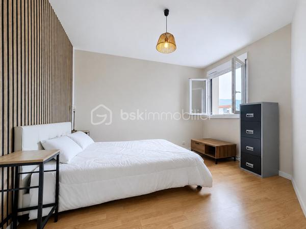 Situé 8 allée des Vosges à Échirolles, au 7ᵉ et dernier étage, découvrez ce bel appartement T5 entièrement rénové, offrant de beaux volumes, une excellente luminosité et un confort de vie idéal pour une famille.

Dès l'entrée, vous serez séduits par un vaste halle d'entrée et de nombreux rangements. 
L'espace de vie lumineux s'ouvre sur une agréable terrasse, offrant une vue dégagée sur les massifs. 
La cuisine indépendante est entièrement équipée

L'espace nuit se compose de quatre chambres, dont :

une chambre avec dressing,
deux chambres avec placards,
une quatrième chambre ( possibilité de transformer une chambre en salle à manger pour agrandir l'espace de vie) 


Vous profiterez également d'une salle d'eau moderne avec douche, ainsi que d'un WC indépendant avec espace de rangement.

L'appartement a bénéficié d'une rénovation complète en 2021, avec des peintures refaites en 2025. Il est équipé de la climatisation et offre une excellente isolation grâce au coin nuit bien séparé.

Les + qui font la différence :
✔️ 7ᵉ et dernier étage
✔️ Terrasse
✔️ Climatisation
✔️ Appartement rénové
✔️ 4 chambres
✔️ Nombreux rangements
✔️ Garage fermé avec électricité
✔️ Cave
✔️ Façade avec isolation thermique par l'extérieur et toiture récemment rénovées

Informations complémentaires :
Construction : 1971
Charges de copropriété : 300 €/mois (comprenant chauffage, eau chaude et eau froide)
Taxe foncière : 2 515 €

Un appartement spacieux, rénové et prêt à accueillir votre famille, situé dans une copropriété ayant déjà réalisé d'importants travaux d'amélioration énergétique.
Une cave complète ce bien
Un garage est proposé en sus au prix de 17 000€

À visiter sans tarder !