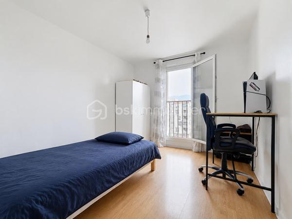 Situé 8 allée des Vosges à Échirolles, au 7ᵉ et dernier étage, découvrez ce bel appartement T5 entièrement rénové, offrant de beaux volumes, une excellente luminosité et un confort de vie idéal pour une famille.

Dès l'entrée, vous serez séduits par un vaste halle d'entrée et de nombreux rangements. 
L'espace de vie lumineux s'ouvre sur une agréable terrasse, offrant une vue dégagée sur les massifs. 
La cuisine indépendante est entièrement équipée

L'espace nuit se compose de quatre chambres, dont :

une chambre avec dressing,
deux chambres avec placards,
une quatrième chambre ( possibilité de transformer une chambre en salle à manger pour agrandir l'espace de vie) 


Vous profiterez également d'une salle d'eau moderne avec douche, ainsi que d'un WC indépendant avec espace de rangement.

L'appartement a bénéficié d'une rénovation complète en 2021, avec des peintures refaites en 2025. Il est équipé de la climatisation et offre une excellente isolation grâce au coin nuit bien séparé.

Les + qui font la différence :
✔️ 7ᵉ et dernier étage
✔️ Terrasse
✔️ Climatisation
✔️ Appartement rénové
✔️ 4 chambres
✔️ Nombreux rangements
✔️ Garage fermé avec électricité
✔️ Cave
✔️ Façade avec isolation thermique par l'extérieur et toiture récemment rénovées

Informations complémentaires :
Construction : 1971
Charges de copropriété : 300 €/mois (comprenant chauffage, eau chaude et eau froide)
Taxe foncière : 2 515 €

Un appartement spacieux, rénové et prêt à accueillir votre famille, situé dans une copropriété ayant déjà réalisé d'importants travaux d'amélioration énergétique.
Une cave complète ce bien
Un garage est proposé en sus au prix de 17 000€

À visiter sans tarder !