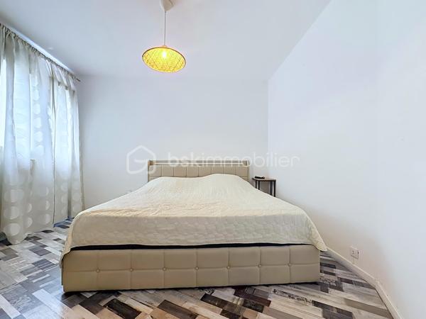 Situé 8 allée des Vosges à Échirolles, au 7ᵉ et dernier étage, découvrez ce bel appartement T5 entièrement rénové, offrant de beaux volumes, une excellente luminosité et un confort de vie idéal pour une famille.

Dès l'entrée, vous serez séduits par un vaste halle d'entrée et de nombreux rangements. 
L'espace de vie lumineux s'ouvre sur une agréable terrasse, offrant une vue dégagée sur les massifs. 
La cuisine indépendante est entièrement équipée

L'espace nuit se compose de quatre chambres, dont :

une chambre avec dressing,
deux chambres avec placards,
une quatrième chambre ( possibilité de transformer une chambre en salle à manger pour agrandir l'espace de vie) 


Vous profiterez également d'une salle d'eau moderne avec douche, ainsi que d'un WC indépendant avec espace de rangement.

L'appartement a bénéficié d'une rénovation complète en 2021, avec des peintures refaites en 2025. Il est équipé de la climatisation et offre une excellente isolation grâce au coin nuit bien séparé.

Les + qui font la différence :
✔️ 7ᵉ et dernier étage
✔️ Terrasse
✔️ Climatisation
✔️ Appartement rénové
✔️ 4 chambres
✔️ Nombreux rangements
✔️ Garage fermé avec électricité
✔️ Cave
✔️ Façade avec isolation thermique par l'extérieur et toiture récemment rénovées

Informations complémentaires :
Construction : 1971
Charges de copropriété : 300 €/mois (comprenant chauffage, eau chaude et eau froide)
Taxe foncière : 2 515 €

Un appartement spacieux, rénové et prêt à accueillir votre famille, situé dans une copropriété ayant déjà réalisé d'importants travaux d'amélioration énergétique.
Une cave complète ce bien
Un garage est proposé en sus au prix de 17 000€

À visiter sans tarder !
