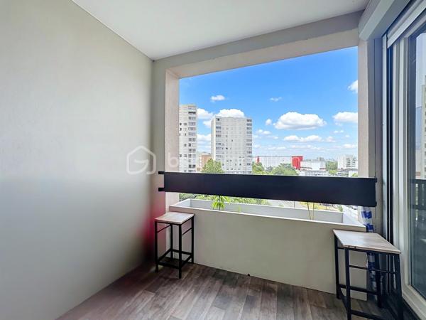 Situé 8 allée des Vosges à Échirolles, au 7ᵉ et dernier étage, découvrez ce bel appartement T5 entièrement rénové, offrant de beaux volumes, une excellente luminosité et un confort de vie idéal pour une famille.

Dès l'entrée, vous serez séduits par un vaste halle d'entrée et de nombreux rangements. 
L'espace de vie lumineux s'ouvre sur une agréable terrasse, offrant une vue dégagée sur les massifs. 
La cuisine indépendante est entièrement équipée

L'espace nuit se compose de quatre chambres, dont :

une chambre avec dressing,
deux chambres avec placards,
une quatrième chambre ( possibilité de transformer une chambre en salle à manger pour agrandir l'espace de vie) 


Vous profiterez également d'une salle d'eau moderne avec douche, ainsi que d'un WC indépendant avec espace de rangement.

L'appartement a bénéficié d'une rénovation complète en 2021, avec des peintures refaites en 2025. Il est équipé de la climatisation et offre une excellente isolation grâce au coin nuit bien séparé.

Les + qui font la différence :
✔️ 7ᵉ et dernier étage
✔️ Terrasse
✔️ Climatisation
✔️ Appartement rénové
✔️ 4 chambres
✔️ Nombreux rangements
✔️ Garage fermé avec électricité
✔️ Cave
✔️ Façade avec isolation thermique par l'extérieur et toiture récemment rénovées

Informations complémentaires :
Construction : 1971
Charges de copropriété : 300 €/mois (comprenant chauffage, eau chaude et eau froide)
Taxe foncière : 2 515 €

Un appartement spacieux, rénové et prêt à accueillir votre famille, situé dans une copropriété ayant déjà réalisé d'importants travaux d'amélioration énergétique.
Une cave complète ce bien
Un garage est proposé en sus au prix de 17 000€

À visiter sans tarder !