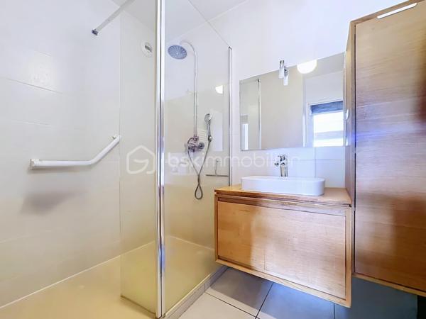 Situé 8 allée des Vosges à Échirolles, au 7ᵉ et dernier étage, découvrez ce bel appartement T5 entièrement rénové, offrant de beaux volumes, une excellente luminosité et un confort de vie idéal pour une famille.

Dès l'entrée, vous serez séduits par un vaste halle d'entrée et de nombreux rangements. 
L'espace de vie lumineux s'ouvre sur une agréable terrasse, offrant une vue dégagée sur les massifs. 
La cuisine indépendante est entièrement équipée

L'espace nuit se compose de quatre chambres, dont :

une chambre avec dressing,
deux chambres avec placards,
une quatrième chambre ( possibilité de transformer une chambre en salle à manger pour agrandir l'espace de vie) 


Vous profiterez également d'une salle d'eau moderne avec douche, ainsi que d'un WC indépendant avec espace de rangement.

L'appartement a bénéficié d'une rénovation complète en 2021, avec des peintures refaites en 2025. Il est équipé de la climatisation et offre une excellente isolation grâce au coin nuit bien séparé.

Les + qui font la différence :
✔️ 7ᵉ et dernier étage
✔️ Terrasse
✔️ Climatisation
✔️ Appartement rénové
✔️ 4 chambres
✔️ Nombreux rangements
✔️ Garage fermé avec électricité
✔️ Cave
✔️ Façade avec isolation thermique par l'extérieur et toiture récemment rénovées

Informations complémentaires :
Construction : 1971
Charges de copropriété : 300 €/mois (comprenant chauffage, eau chaude et eau froide)
Taxe foncière : 2 515 €

Un appartement spacieux, rénové et prêt à accueillir votre famille, situé dans une copropriété ayant déjà réalisé d'importants travaux d'amélioration énergétique.
Une cave complète ce bien
Un garage est proposé en sus au prix de 17 000€

À visiter sans tarder !
