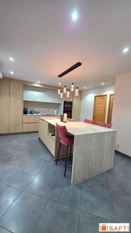 Maison de caractère T8 individuelle de 230m², DPE C, avec jardin, garage et dépendance