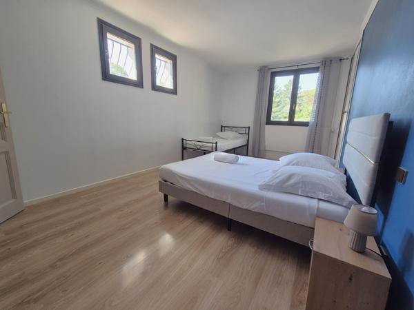 Maison mitoyenne d'un côté de 124,60 m² sur deux niveaux