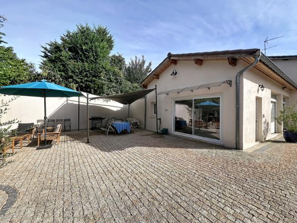 Ancienne bâtisse de caractère avec cour pavée, piscine et dépendances