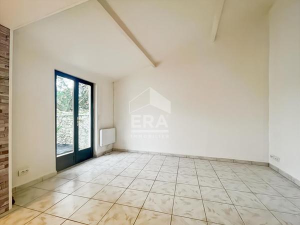 Appartement F2 en centre-ville d Étampes avec cour privative et faibles charges à vendre