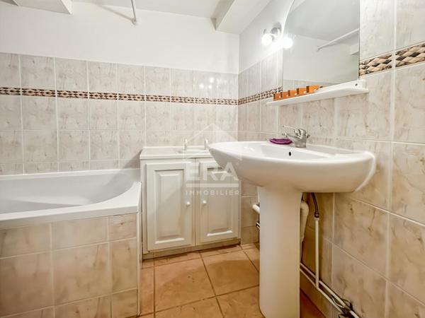 Appartement F2 en centre-ville d Étampes avec cour privative et faibles charges à vendre