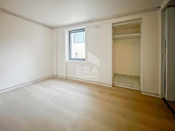 Appartement F2 en centre-ville d Étampes avec cour privative et faibles charges à vendre