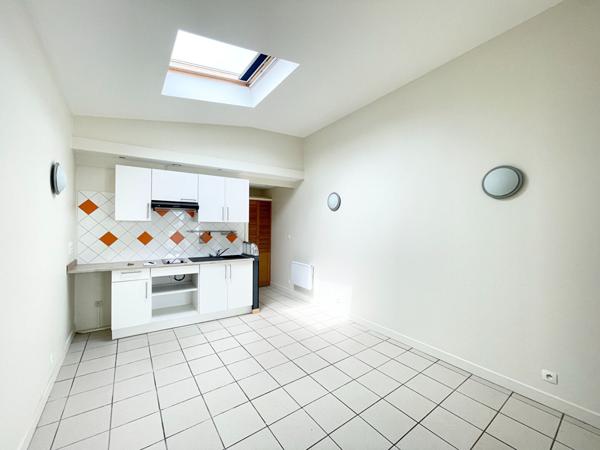 PESSAC - LADONNE. Appartement type studio - 20m2 - Terrasse - Jardinet - Parking