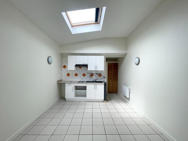 PESSAC - LADONNE. Appartement type studio - 20m2 - Terrasse - Jardinet - Parking