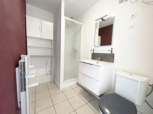 PESSAC - LADONNE. Appartement type studio - 20m2 - Terrasse - Jardinet - Parking