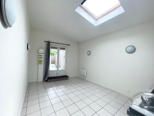 PESSAC - LADONNE. Appartement type studio - 20m2 - Terrasse - Jardinet - Parking