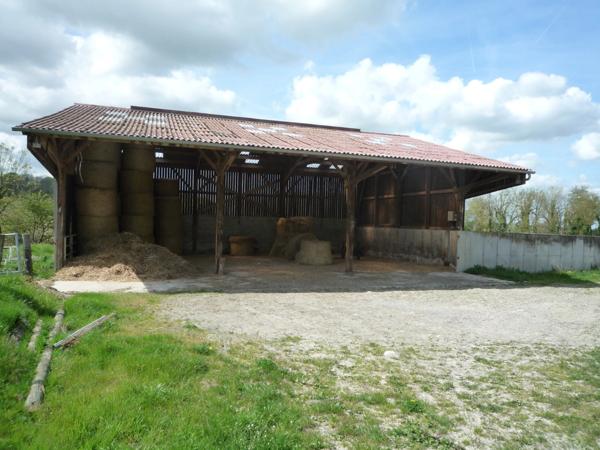 ESSOMES SUR MARNE (02) à vendre joli corps de ferme avec maison et nombreux bâtiments sur un terrain de 10 hectares