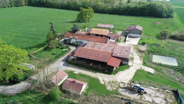 ESSOMES SUR MARNE (02) à vendre joli corps de ferme avec maison et nombreux bâtiments sur un terrain de 10 hectares
