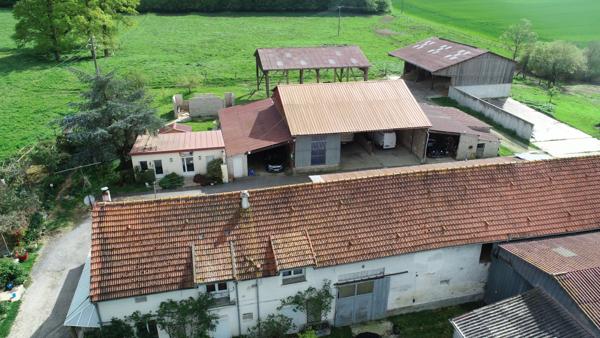 ESSOMES SUR MARNE (02) à vendre joli corps de ferme avec maison et nombreux bâtiments sur un terrain de 10 hectares