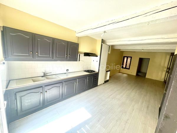 À découvrir sur Villelongue-de-la-Salanque, à seulement dix minutes des premières plages cette maison de village d’environ 90 m² habitables, avec garage.

Au rez-de-chaussée, vous trouverez un garage traversant et isolé de 30 m², équipé d’une porte de garage motorisée. Il donne accès à un petit espace extérieur avec coin barbecue, ainsi qu’un espace pouvant servir de buanderie ou de cave.

Au premier étage, vous serez séduits par une belle pièce de vie lumineuse d’environ 30 m², harmonieusement agencée avec sa cuisine, ainsi qu'une chambre venant compléter cet espace.

Le dernier palier propose deux belles chambres spacieuse, chacune équipée d'un placard et une salle de bains de 9 m² avec son toilettes. 

Lumineuse et fonctionnelle, cette maison offre de beaux volumes, trois chambres, 90 m² habitables et un grand garage traversant, menuiseries en double vitrage et volet roulant électrique,  le tout à un prix attractif.