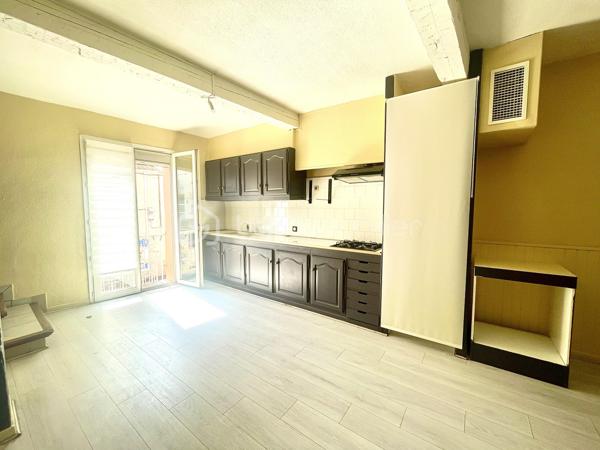 À découvrir sur Villelongue-de-la-Salanque, à seulement dix minutes des premières plages cette maison de village d’environ 90 m² habitables, avec garage.

Au rez-de-chaussée, vous trouverez un garage traversant et isolé de 30 m², équipé d’une porte de garage motorisée. Il donne accès à un petit espace extérieur avec coin barbecue, ainsi qu’un espace pouvant servir de buanderie ou de cave.

Au premier étage, vous serez séduits par une belle pièce de vie lumineuse d’environ 30 m², harmonieusement agencée avec sa cuisine, ainsi qu'une chambre venant compléter cet espace.

Le dernier palier propose deux belles chambres spacieuse, chacune équipée d'un placard et une salle de bains de 9 m² avec son toilettes. 

Lumineuse et fonctionnelle, cette maison offre de beaux volumes, trois chambres, 90 m² habitables et un grand garage traversant, menuiseries en double vitrage et volet roulant électrique,  le tout à un prix attractif.