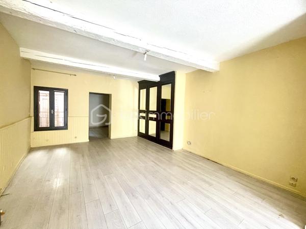 À découvrir sur Villelongue-de-la-Salanque, à seulement dix minutes des premières plages cette maison de village d’environ 90 m² habitables, avec garage.

Au rez-de-chaussée, vous trouverez un garage traversant et isolé de 30 m², équipé d’une porte de garage motorisée. Il donne accès à un petit espace extérieur avec coin barbecue, ainsi qu’un espace pouvant servir de buanderie ou de cave.

Au premier étage, vous serez séduits par une belle pièce de vie lumineuse d’environ 30 m², harmonieusement agencée avec sa cuisine, ainsi qu'une chambre venant compléter cet espace.

Le dernier palier propose deux belles chambres spacieuse, chacune équipée d'un placard et une salle de bains de 9 m² avec son toilettes. 

Lumineuse et fonctionnelle, cette maison offre de beaux volumes, trois chambres, 90 m² habitables et un grand garage traversant, menuiseries en double vitrage et volet roulant électrique,  le tout à un prix attractif.