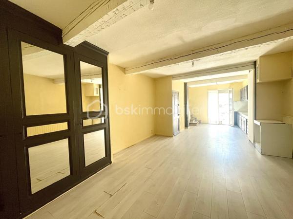 À découvrir sur Villelongue-de-la-Salanque, à seulement dix minutes des premières plages cette maison de village d’environ 90 m² habitables, avec garage.

Au rez-de-chaussée, vous trouverez un garage traversant et isolé de 30 m², équipé d’une porte de garage motorisée. Il donne accès à un petit espace extérieur avec coin barbecue, ainsi qu’un espace pouvant servir de buanderie ou de cave.

Au premier étage, vous serez séduits par une belle pièce de vie lumineuse d’environ 30 m², harmonieusement agencée avec sa cuisine, ainsi qu'une chambre venant compléter cet espace.

Le dernier palier propose deux belles chambres spacieuse, chacune équipée d'un placard et une salle de bains de 9 m² avec son toilettes. 

Lumineuse et fonctionnelle, cette maison offre de beaux volumes, trois chambres, 90 m² habitables et un grand garage traversant, menuiseries en double vitrage et volet roulant électrique,  le tout à un prix attractif.