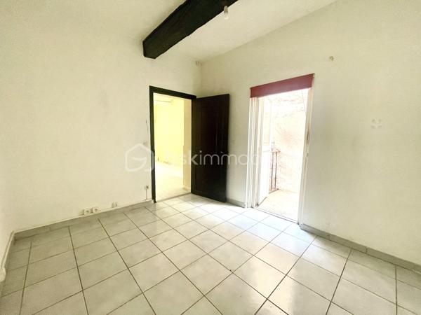 À découvrir sur Villelongue-de-la-Salanque, à seulement dix minutes des premières plages cette maison de village d’environ 90 m² habitables, avec garage.

Au rez-de-chaussée, vous trouverez un garage traversant et isolé de 30 m², équipé d’une porte de garage motorisée. Il donne accès à un petit espace extérieur avec coin barbecue, ainsi qu’un espace pouvant servir de buanderie ou de cave.

Au premier étage, vous serez séduits par une belle pièce de vie lumineuse d’environ 30 m², harmonieusement agencée avec sa cuisine, ainsi qu'une chambre venant compléter cet espace.

Le dernier palier propose deux belles chambres spacieuse, chacune équipée d'un placard et une salle de bains de 9 m² avec son toilettes. 

Lumineuse et fonctionnelle, cette maison offre de beaux volumes, trois chambres, 90 m² habitables et un grand garage traversant, menuiseries en double vitrage et volet roulant électrique,  le tout à un prix attractif.