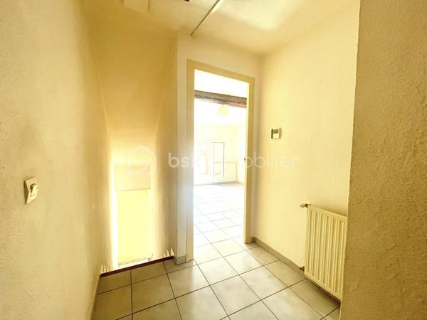 À découvrir sur Villelongue-de-la-Salanque, à seulement dix minutes des premières plages cette maison de village d’environ 90 m² habitables, avec garage.

Au rez-de-chaussée, vous trouverez un garage traversant et isolé de 30 m², équipé d’une porte de garage motorisée. Il donne accès à un petit espace extérieur avec coin barbecue, ainsi qu’un espace pouvant servir de buanderie ou de cave.

Au premier étage, vous serez séduits par une belle pièce de vie lumineuse d’environ 30 m², harmonieusement agencée avec sa cuisine, ainsi qu'une chambre venant compléter cet espace.

Le dernier palier propose deux belles chambres spacieuse, chacune équipée d'un placard et une salle de bains de 9 m² avec son toilettes. 

Lumineuse et fonctionnelle, cette maison offre de beaux volumes, trois chambres, 90 m² habitables et un grand garage traversant, menuiseries en double vitrage et volet roulant électrique,  le tout à un prix attractif.