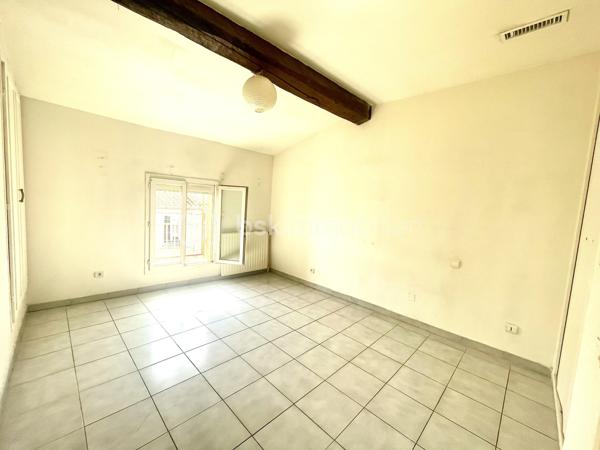 À découvrir sur Villelongue-de-la-Salanque, à seulement dix minutes des premières plages cette maison de village d’environ 90 m² habitables, avec garage.

Au rez-de-chaussée, vous trouverez un garage traversant et isolé de 30 m², équipé d’une porte de garage motorisée. Il donne accès à un petit espace extérieur avec coin barbecue, ainsi qu’un espace pouvant servir de buanderie ou de cave.

Au premier étage, vous serez séduits par une belle pièce de vie lumineuse d’environ 30 m², harmonieusement agencée avec sa cuisine, ainsi qu'une chambre venant compléter cet espace.

Le dernier palier propose deux belles chambres spacieuse, chacune équipée d'un placard et une salle de bains de 9 m² avec son toilettes. 

Lumineuse et fonctionnelle, cette maison offre de beaux volumes, trois chambres, 90 m² habitables et un grand garage traversant, menuiseries en double vitrage et volet roulant électrique,  le tout à un prix attractif.