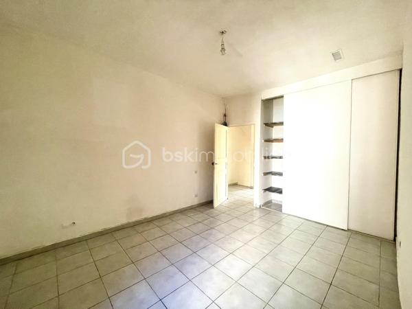 À découvrir sur Villelongue-de-la-Salanque, à seulement dix minutes des premières plages cette maison de village d’environ 90 m² habitables, avec garage.

Au rez-de-chaussée, vous trouverez un garage traversant et isolé de 30 m², équipé d’une porte de garage motorisée. Il donne accès à un petit espace extérieur avec coin barbecue, ainsi qu’un espace pouvant servir de buanderie ou de cave.

Au premier étage, vous serez séduits par une belle pièce de vie lumineuse d’environ 30 m², harmonieusement agencée avec sa cuisine, ainsi qu'une chambre venant compléter cet espace.

Le dernier palier propose deux belles chambres spacieuse, chacune équipée d'un placard et une salle de bains de 9 m² avec son toilettes. 

Lumineuse et fonctionnelle, cette maison offre de beaux volumes, trois chambres, 90 m² habitables et un grand garage traversant, menuiseries en double vitrage et volet roulant électrique,  le tout à un prix attractif.