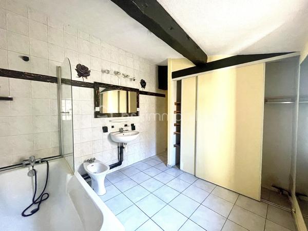 À découvrir sur Villelongue-de-la-Salanque, à seulement dix minutes des premières plages cette maison de village d’environ 90 m² habitables, avec garage.

Au rez-de-chaussée, vous trouverez un garage traversant et isolé de 30 m², équipé d’une porte de garage motorisée. Il donne accès à un petit espace extérieur avec coin barbecue, ainsi qu’un espace pouvant servir de buanderie ou de cave.

Au premier étage, vous serez séduits par une belle pièce de vie lumineuse d’environ 30 m², harmonieusement agencée avec sa cuisine, ainsi qu'une chambre venant compléter cet espace.

Le dernier palier propose deux belles chambres spacieuse, chacune équipée d'un placard et une salle de bains de 9 m² avec son toilettes. 

Lumineuse et fonctionnelle, cette maison offre de beaux volumes, trois chambres, 90 m² habitables et un grand garage traversant, menuiseries en double vitrage et volet roulant électrique,  le tout à un prix attractif.