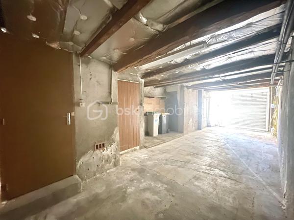 À découvrir sur Villelongue-de-la-Salanque, à seulement dix minutes des premières plages cette maison de village d’environ 90 m² habitables, avec garage.

Au rez-de-chaussée, vous trouverez un garage traversant et isolé de 30 m², équipé d’une porte de garage motorisée. Il donne accès à un petit espace extérieur avec coin barbecue, ainsi qu’un espace pouvant servir de buanderie ou de cave.

Au premier étage, vous serez séduits par une belle pièce de vie lumineuse d’environ 30 m², harmonieusement agencée avec sa cuisine, ainsi qu'une chambre venant compléter cet espace.

Le dernier palier propose deux belles chambres spacieuse, chacune équipée d'un placard et une salle de bains de 9 m² avec son toilettes. 

Lumineuse et fonctionnelle, cette maison offre de beaux volumes, trois chambres, 90 m² habitables et un grand garage traversant, menuiseries en double vitrage et volet roulant électrique,  le tout à un prix attractif.