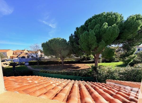 Villa en R+1 de 5 chambres dont une en RDC avec salon, cuisine ouverte sur jardin exposition sud-est