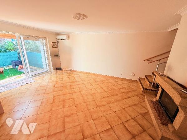 Villa en R+1 de 5 chambres dont une en RDC avec salon, cuisine ouverte sur jardin exposition sud-est