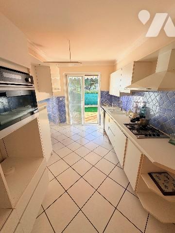 Villa en R+1 de 5 chambres dont une en RDC avec salon, cuisine ouverte sur jardin exposition sud-est